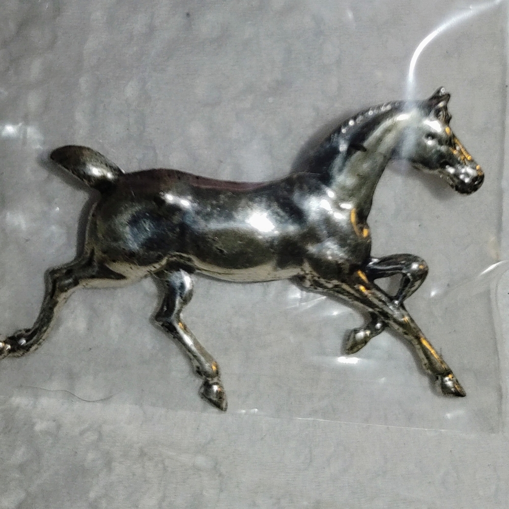 Horse broach